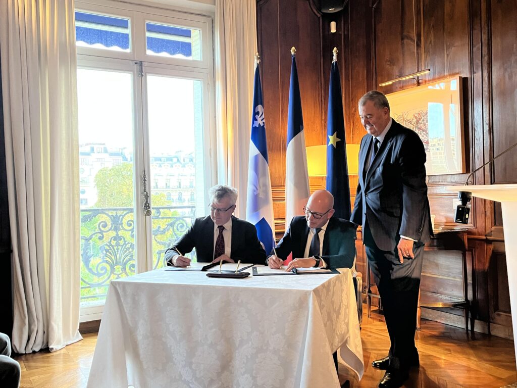 Françoys Labonté, Président-directeur général du CRIM, Paul Labrogère, Président-directeur général, SystemX et Henri-Paul Rousseau, délégué général du Québec à Paris, lors de la signature de l’entente, lundi le 15 septembre 2025, à Paris.